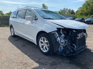 2020 Chrysler Pacifica 35th Anniversary Touring L - Exterior Front Right Corner Image